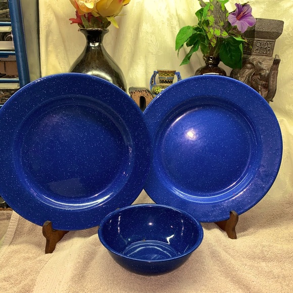 Vintage Other - Vtg 3 piece Enamel Dishes Set